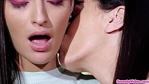 Милфа садится на лицо однокласснице в диком молодежном сексе