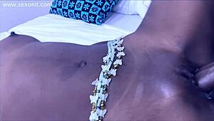 Je sens cette massive BBC africaine glisser profond dans ma chatte crémeuse pendant que je suce et me penche