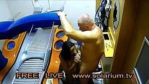 Gizli kamera çifti kamusal solaryumda sertçe sikişirken yakalıyor