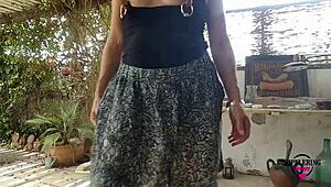 Nippleringlover kinky mama flash zonder slipje buiten, showt gepiercde kut met kettingen