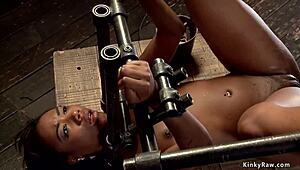 Gefesselte Ebony hart fixiert, vibriert und brutal ausgepeitscht