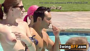 De belles dames lèchent des chattes pendant que leurs partenaires swingers matent émerveillés ! 😍