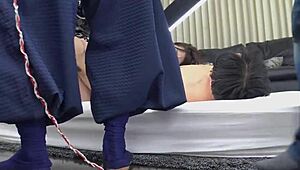 嘿，看看这狂野的日本美女Risa Onodera在色情纪录片中爱性胜过食物！😍