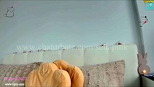 Sellapink kameralı genç kız yalnız orgazm oyunuyla tahrik ediyor