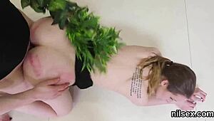 Nympho seksi ngobrol tentang terapi lubang pantat keras di asylum