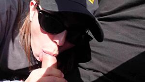 Seksi rjavolaska me močno sisa na plaži in v avtu