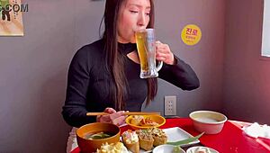 Я катаюсь на велосипеде по Токио, исследую улицы и ем корейскую еду в Син-Окубо сегодня! 🍜