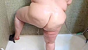 Brunette Panas Telanjang Atas di Parti Liar