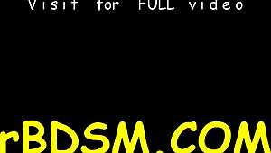 Ragazza prosperosa si tuffa in un gioco estremo con la figa stanotte