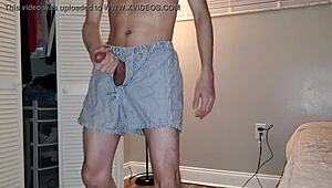 Polla curvada se hincha en calzoncillos apretados en encuentro caliente