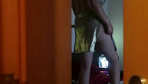 Gizli kamera üvey kız kardeşin giyinirken yakalar