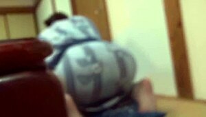 Milá ázijská nevlastná mamka zažíva svoj prvý tabu sex