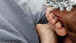 קימברלי לואיס שלישייה עם עבודה ברגליים ומציצת כדורים