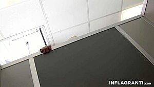 Roskainen lutka saa suuhunsa pissaa likaisessa vessassa