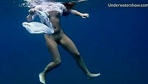 Bisa Tahan Liat Cewek Tenerife Ini Renang Telanjang di Bawah Air?