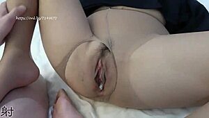 淫荡亚洲人在东京JAV无码场景中挑逗，毛茸茸内射动作