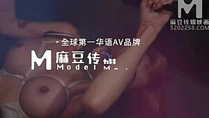 Вау, напаљене Yao Wan Er и Zhou Ning јебу се жестоко у затворском секс трејлеру!