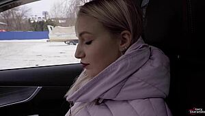 Hey, gak ada duit buat taksi? Bayar pake tubuh aja!