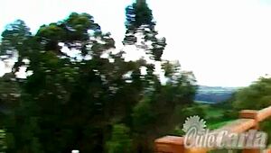 فتيات لاتينيات مثليات يخلعن ملابسهن عاريات في الهواء الطلق مع كارلا الجميلة