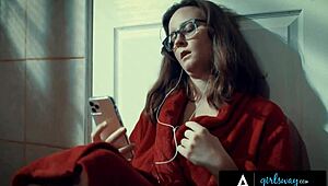 غيرلزواي - فتاة سمراء غير راضية تشتهي فركاً مجنوناً مع أنجيلا وايت الثرية