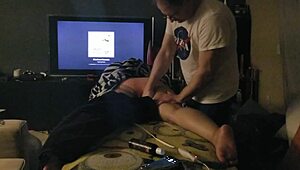 Sesi urut minyak relaks dengan teknik amatur di tempat selesa