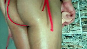 Ze plaagt haar natte kut met een dikke dildo