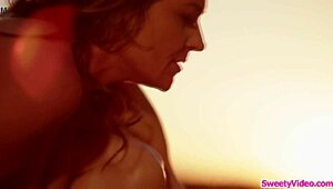 מילף לסבית שוטרת פוגשת אישה עם שדיים גדולים