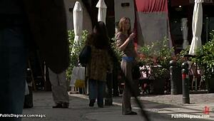 Naken slav bunden hårt i stadens centrum, ber främlingar att titta och dominera