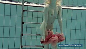 Katya Okuneva poser som bassengjente i rød kjole. Brunett russisk nyter utendørs strand bikini scene