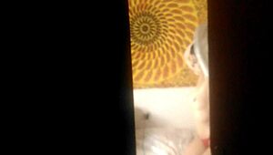 mi hermanastra de gran culo atrapada en webcam durante un momento privado. su figura curvy fue una sorpresa ver.