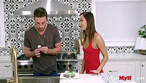 אמא חורגת אסייתית כריסטי לאב רוצה את הזין הקשה של הבן החורג