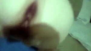 محاولة الزوجة الأولى للشرج تتحول مؤلمة مع قذف داخلي!