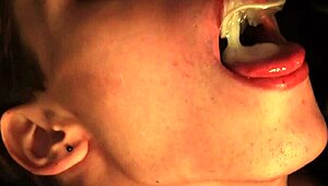 jag blir överväldigad av känslor under twinks blowjob vid glory hole