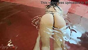 पीओवी बड़ी गंद वाली एमेच्योर गर्लफ्रेंड छोटी बिकिनी में फुटजॉब देती है पूलसाइड डॉगीस्टाइल से पहले