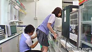 Javhub: Japonka tvrdě ošukaná kolegou v obchodě po pracovní době