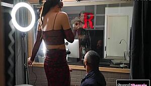 Traveco peituda Daisy Taylor leva no pelo em interracial quente. Cavalgada bareback selvagem!