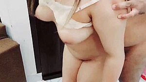 لا أستطيع التوقف عن نيك خادمتي الهندية, هي تنيج مرتين مع أنين عالي!