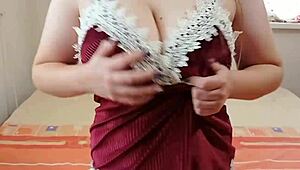 Hermanastra enseña tetas grandes con lencería sexy para sexo