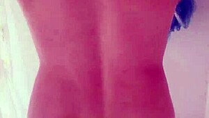 Hun stønner mens hun fingerer sin røv i det skjulte brusebad