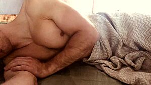 Egy csendes szobában egy orosz srác mocskos fantáziákat suttog. Szóló meleg előadása vad csúcsra fut.