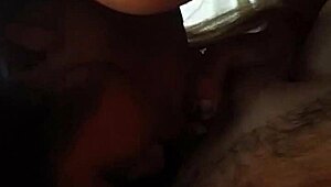 Pequena asiática amadora safada provoca com chupada profunda no pau traidor antes de gozar