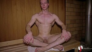 Het gay bastuaction med nakna män som dominerar