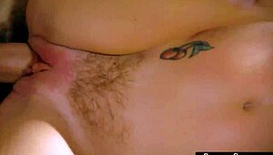 कूगर सौतेली माँ को स्टीमि मसाज के बाद चूत चोदी गई