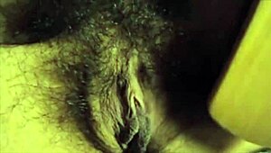 Ik verkloot het en toon mijn behaarde kut op webcam terwijl ik vinger