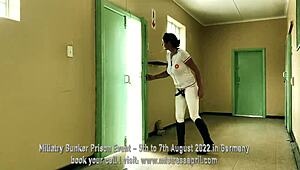 Dominatrix Mistress April velí v armádním bunkru. Její spoutaný otrok čelí bičování a elektro vrtání v mučení.