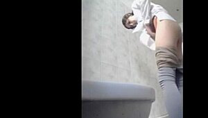 看着这场尿液戏我忍不住疯狂兴奋