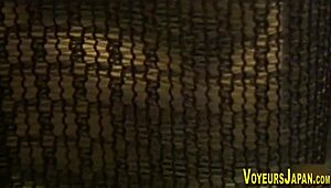 黑发宝贝在公共窗户前自摸，偷窥场景超刺激！