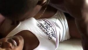 Mon demi-frère m’a défoncée pendant que je causais avec mon mec