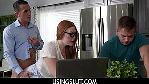 Seksi kızıl saçlı nerd eğitmen sertçe freeuse ediliyor