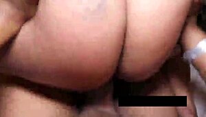 Koca götlü güzellik, ateşli bir sahnede sert bir şekilde biniyor